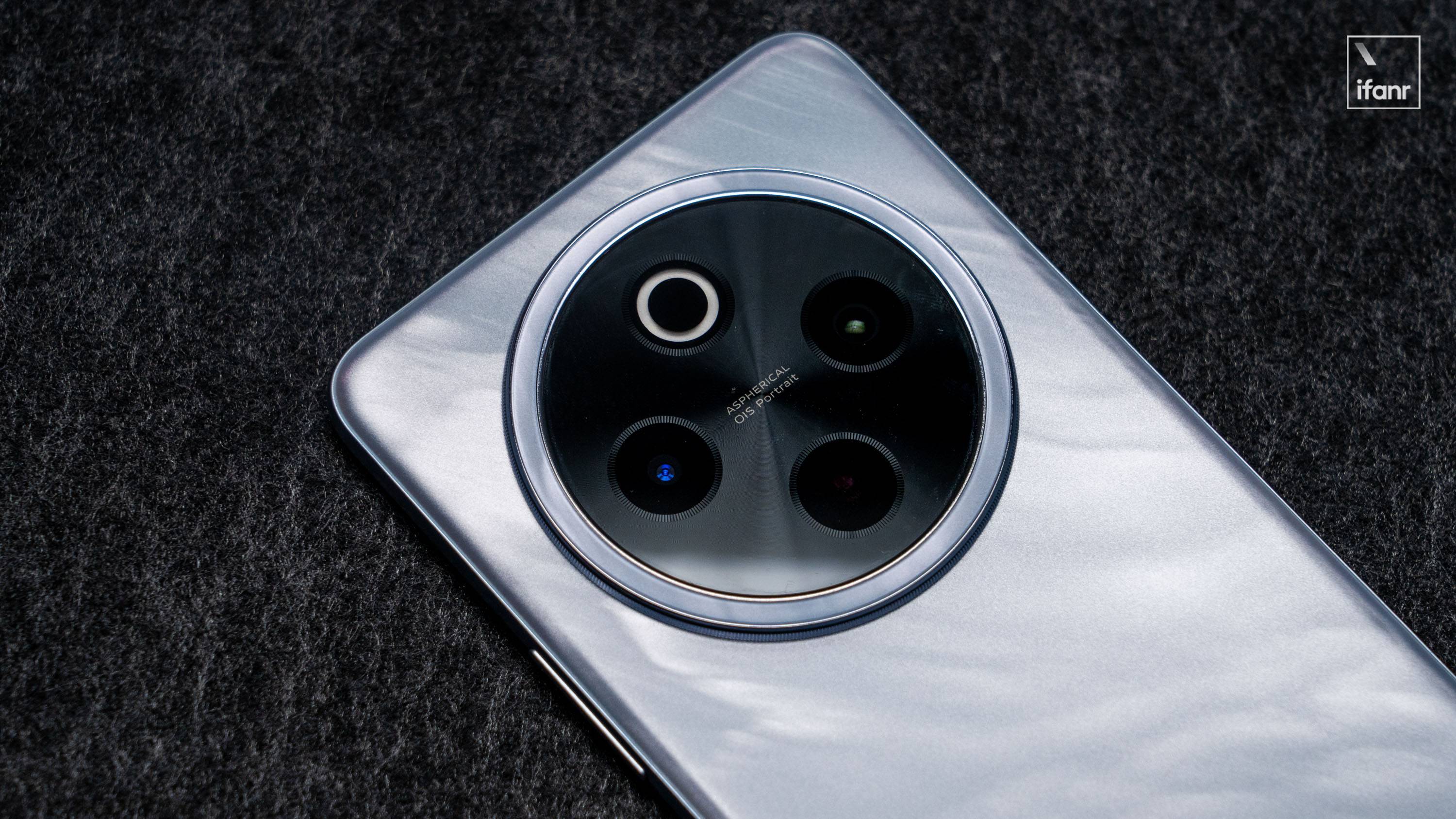 vivo Y300 Pro+:1799 元,你能买到一款能打电话、能拍动态照片的 7300mAh 超轻超薄充电宝 | 新品画报