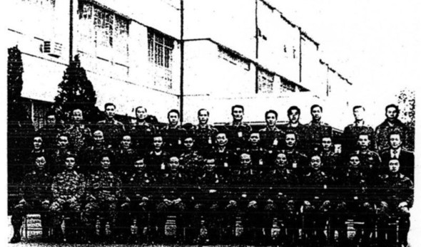 1979年12月12日成功发动军事政变的全斗焕(前排左五)和卢泰愚(第四)等新军部主力势力第二天在保安司令部拍摄了庆祝胜利的纪念照。 图片来源:《韩民族日报》资料照片