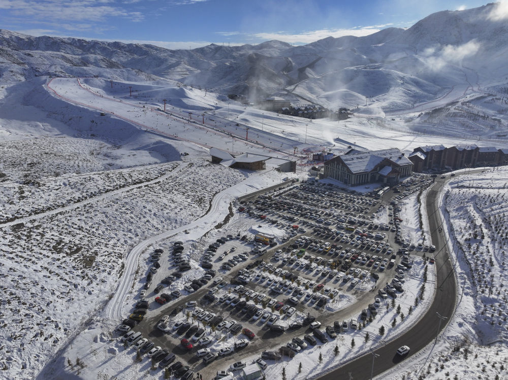 ↑12月1日拍摄的新疆阿勒泰将军山国际滑雪度假区。新华社发（明庭俊杰摄）