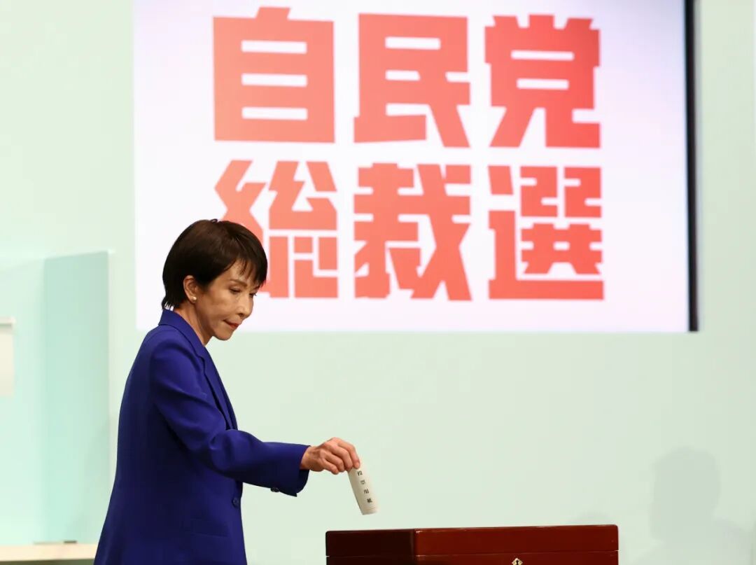 ·10月4日,高市在日本東京自民黨總部進行的女首自民黨總裁選舉中投票。(新華社)