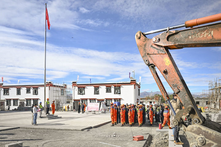 这是7月1日在定日县森嘎村“感恩广场”拍摄的“七一”活动现场。