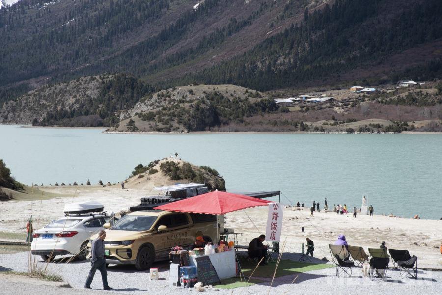 图为然乌湖畔的“公路饭店” 摄影:赵振宇