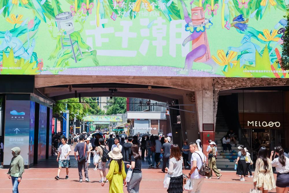 2025年清明假期，成都东郊记忆人头攒动。（受访者供图）