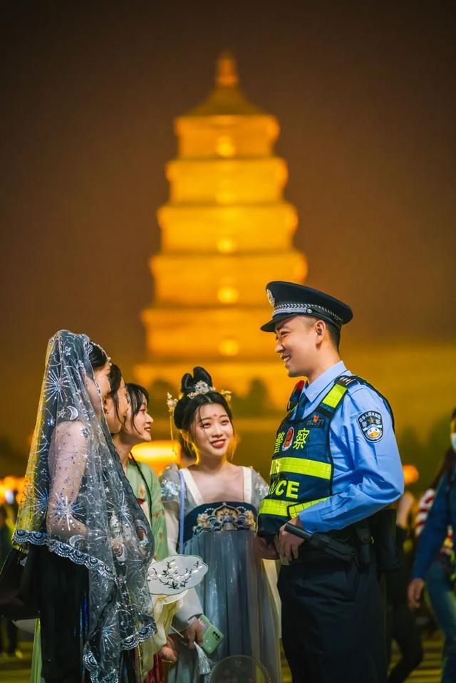 民警解答群众游玩求助 摄影/孙崇明