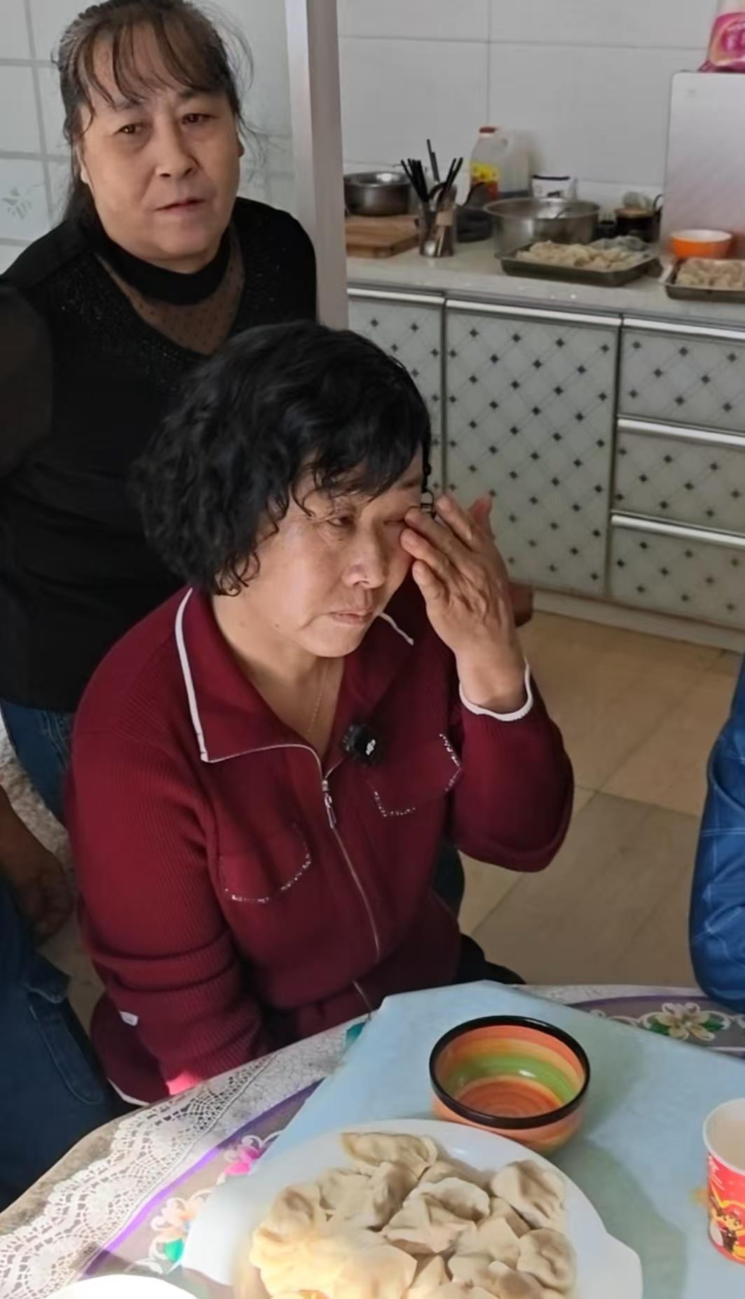 航天员武飞的母亲看直播落泪