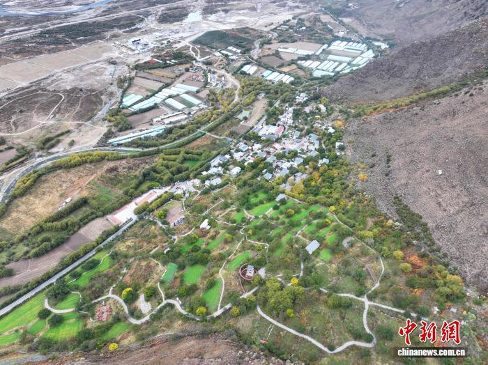 图为嘎拉村秋景。贡嘎来松 摄