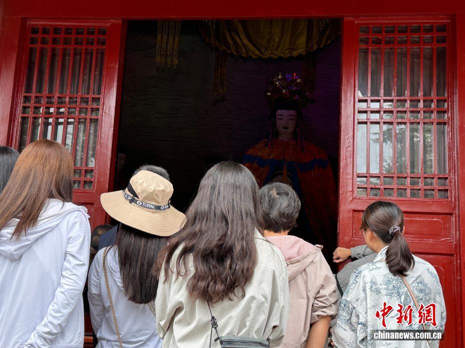 图为台青参观西王母大殿 王牧雨 摄