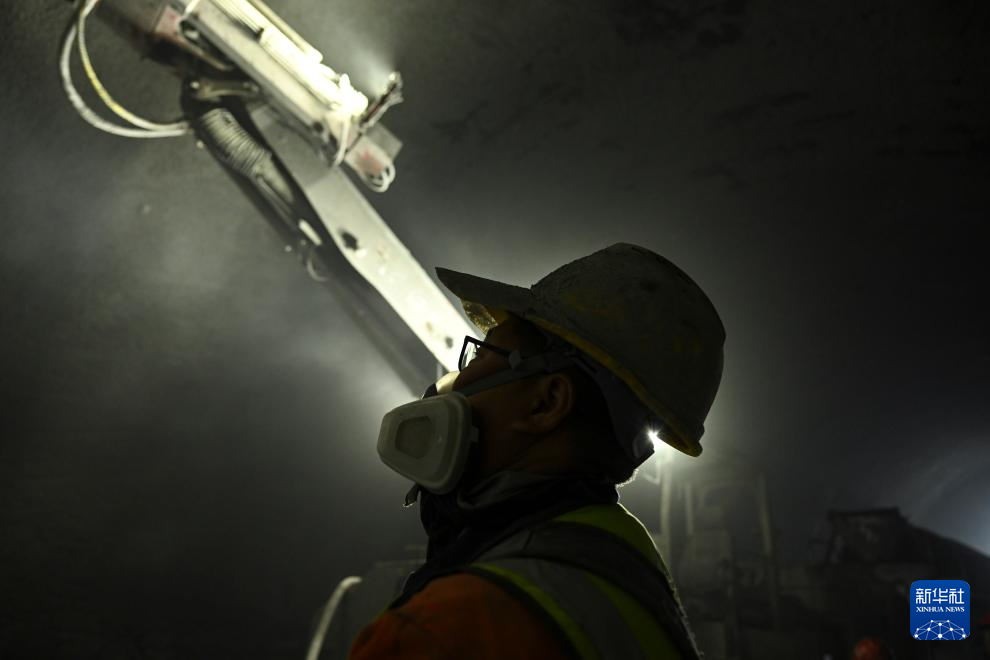 工人在昭温公路西天山特长隧道左洞内施工(10月5日摄)。新华社记者 胡虎虎 摄