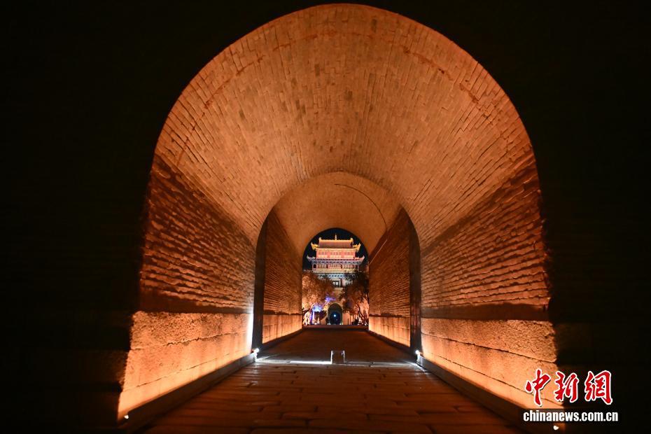 10月28日,位于甘肃省嘉峪关市嘉峪关文物景区内的灯光剧。中新社记者 李亚龙 摄