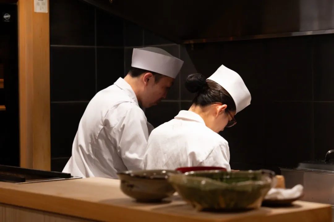 寿司师傅需要倾注很长的时间在繁琐的料理细节上。(图/受访者提供)