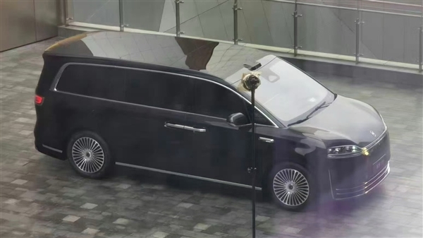 余承东放言超越市面上所有旗舰MPV!鸿蒙智行首款MPV智界V9实车亮相