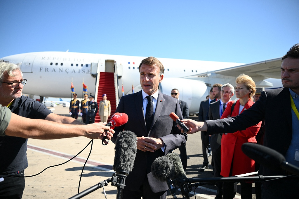 当地时间10月13日,法国总统马克龙抵达埃及,并回答记者提问。图源:视觉中国