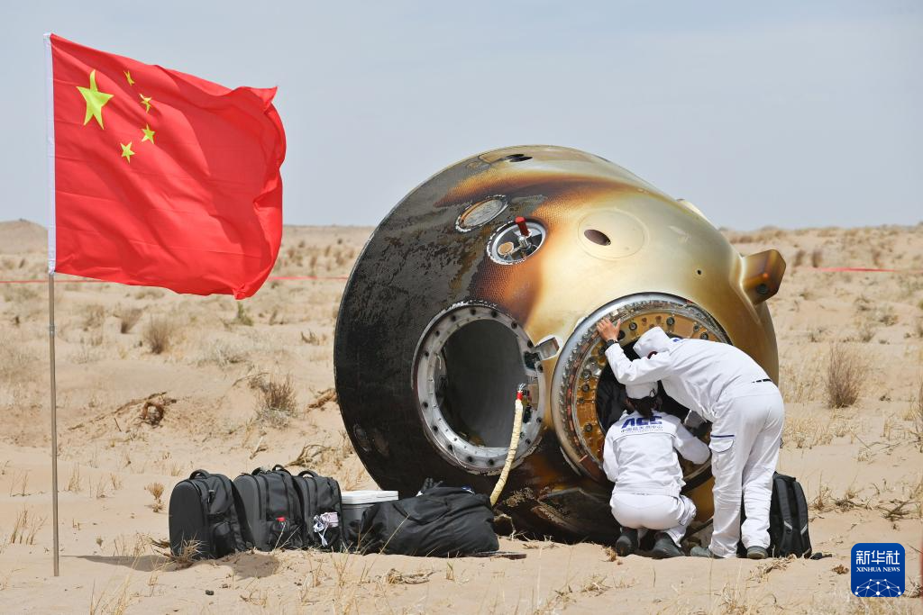 4月30日，神舟十九号载人飞船返回舱在东风着陆场成功着陆，航天员蔡旭哲、宋令东、王浩泽身体状态良好，神舟十九号载人飞行任务取得圆满成功。 新华社记者 马金瑞 摄