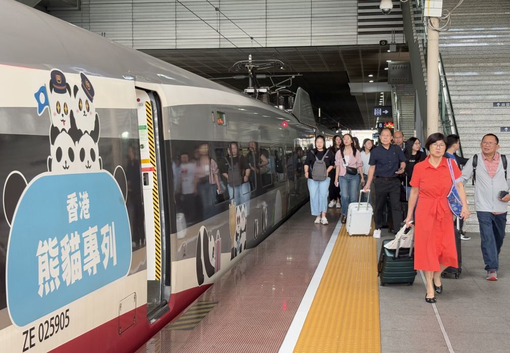 4月27日,往返深港的高铁列车停靠在深圳北站站台。新华社发