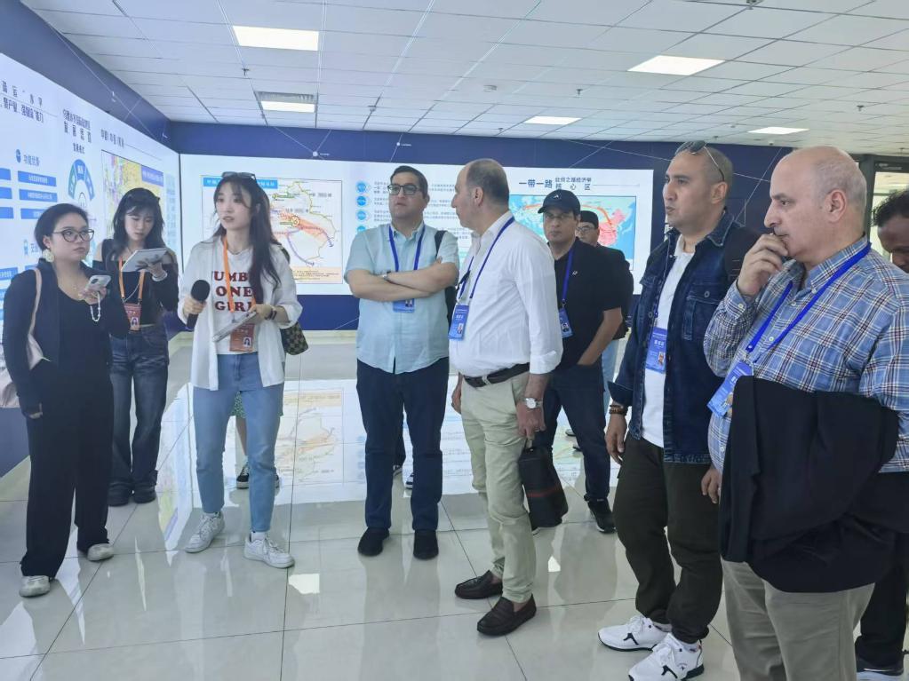 5月26日，媒体团外宾在新疆乌鲁木齐国际陆港区了解中欧班列发运情况。新华社记者顾煜 摄