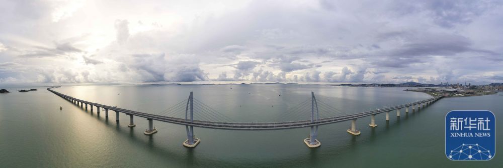↑港珠澳大桥。新华社记者 陈晔华 摄