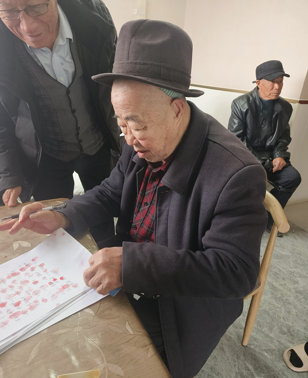 退休矿工们正在对诉讼材料签字画押