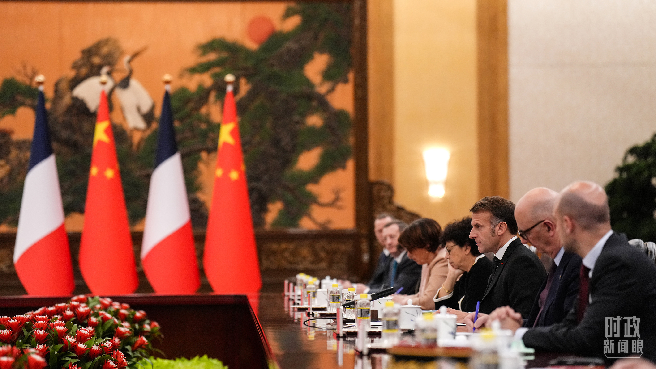 △会谈中的马克龙总统。(总台记者李晋拍摄)