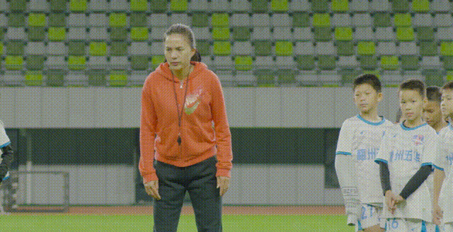 △青少年参与足球训练