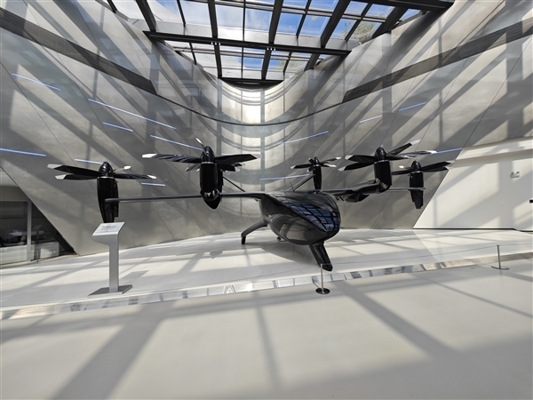 何小鹏曝光小鹏汽车“黑科技”车型:飞机被嵌入汽车尾箱 预计2026下半年登场