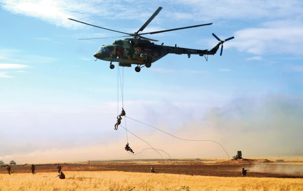 在俄罗斯奥伦堡州东古兹靶场举行的“和平使命-2021”上海合作组织联合反恐军事演习实兵实弹演习中，多国联合部队特战分队执行索降作战任务（资料照片）梅世雄摄 / 本刊