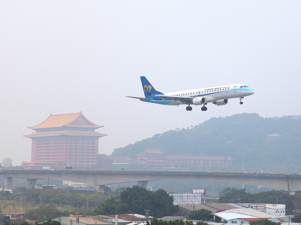 图为华信航空客机 而已图 图源：中时新闻网