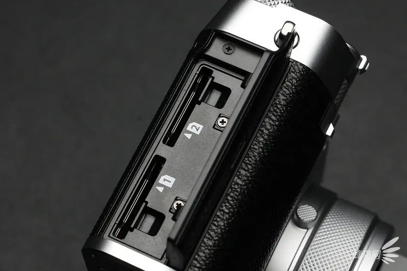 便携中画幅的极致影像 富士GFX100RF评测