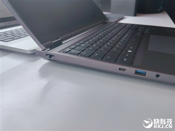 机械革命苍龙16 Ultra拥抱AMD锐龙9 9955HX:搭档RTX 5090双烤高达280W