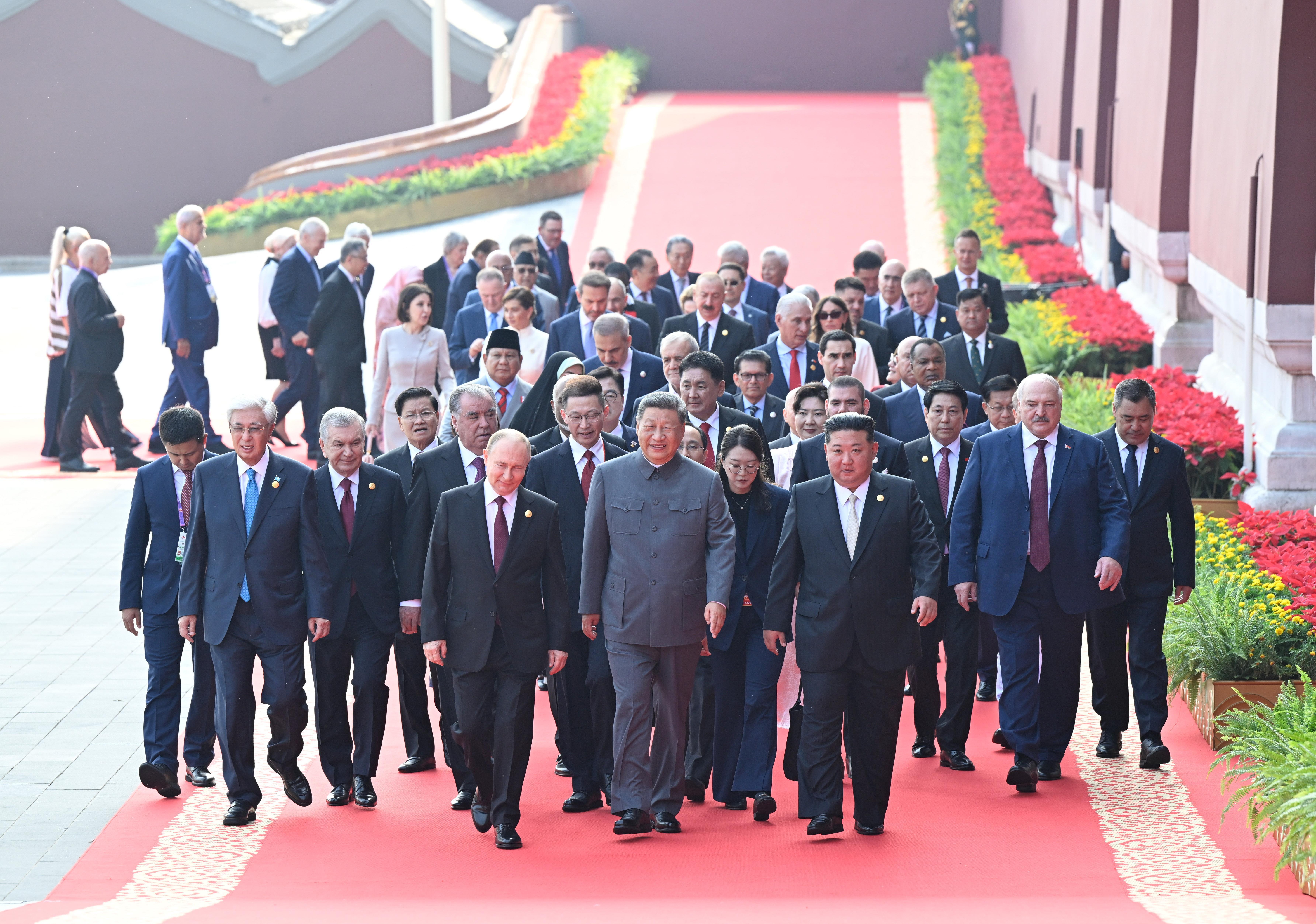 △2025年9月3日,纪念中国人民抗日战争暨世界反法西斯战争胜利80周年大会在北京天安门广场隆重举行。这是大会开始前,习近平主席同出席大会的外方代表团团长前往天安门城楼。
