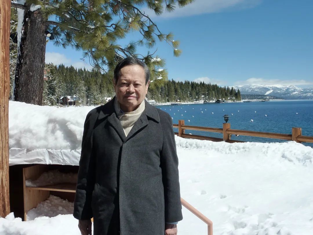 2010年杨振宁先生在太浩湖畔