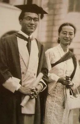 ◆1953年,马哈蒂尔大学毕业时与妻子合影。