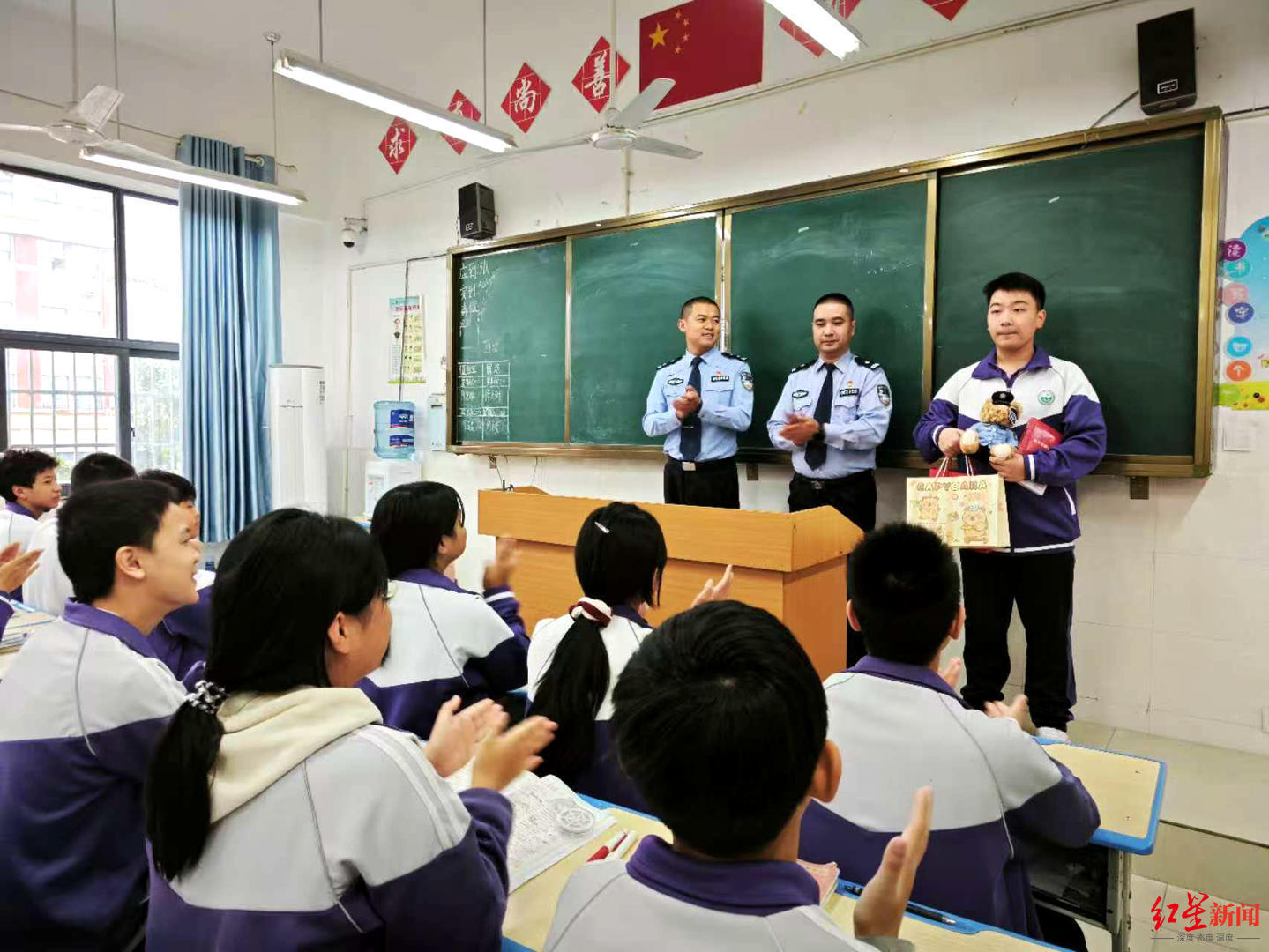 ▲民警到校表扬