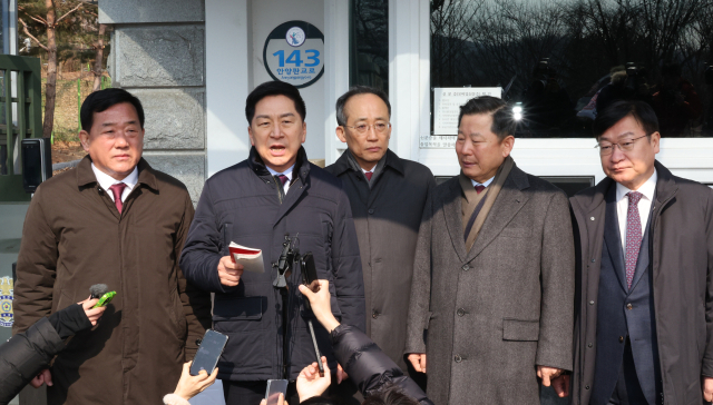 ◆2月10日，国民力量党议员朴成敏、金起炫、秋庆镐、李喆圭、郑点植（从左至右）前往首尔拘留所与尹锡悦会面。