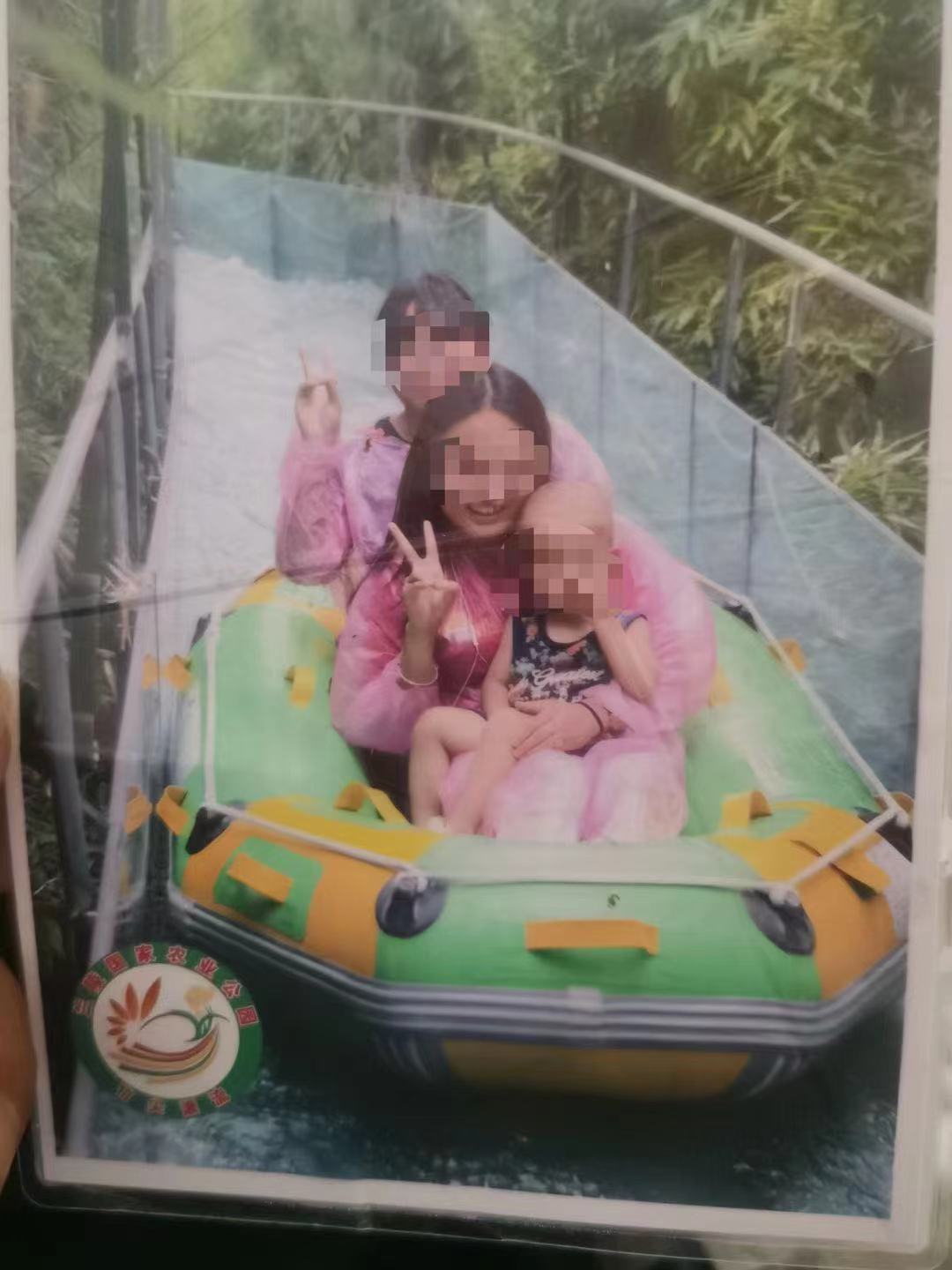 刘某某和孩子的照片。资料图