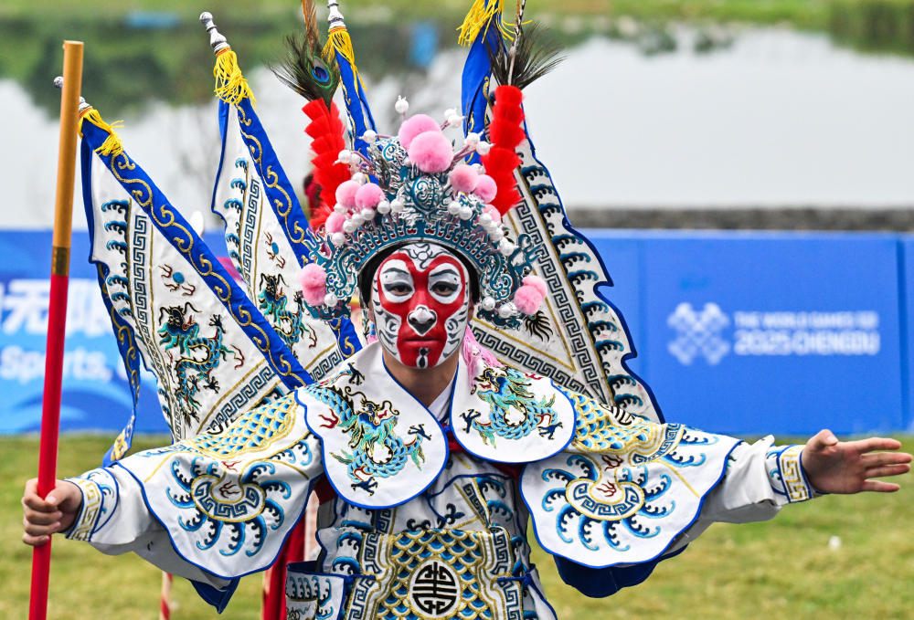 ↑8月8日,演员在成都世运会射准射箭复合弓混合团体决赛颁奖仪式前表演川剧。
