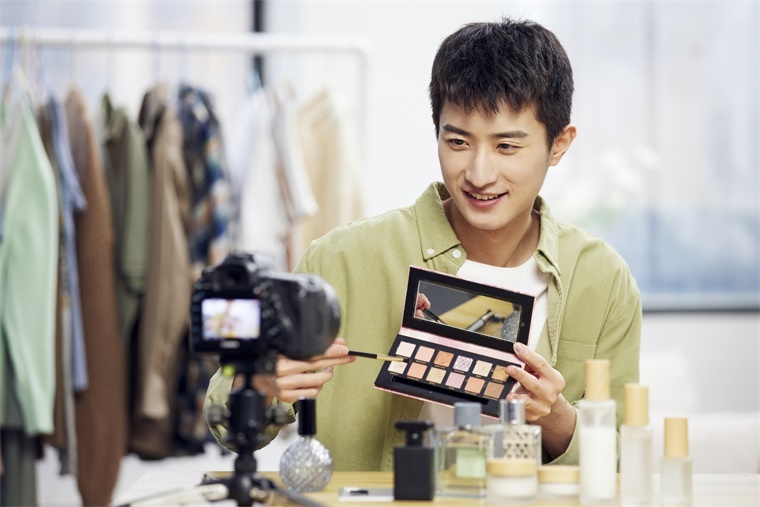 真的要退了!辛巴宣布退出直播行业:公司将交给妻子管理,自曝肺部当于95岁老人