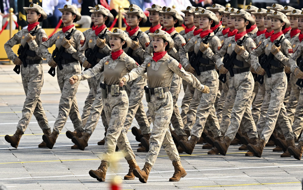 9月3日，纪念中国人民抗日战争暨世界反法西斯战争胜利80周年大会在北京隆重举行。这是民兵方队接受检阅。新华社记者 李鑫 摄