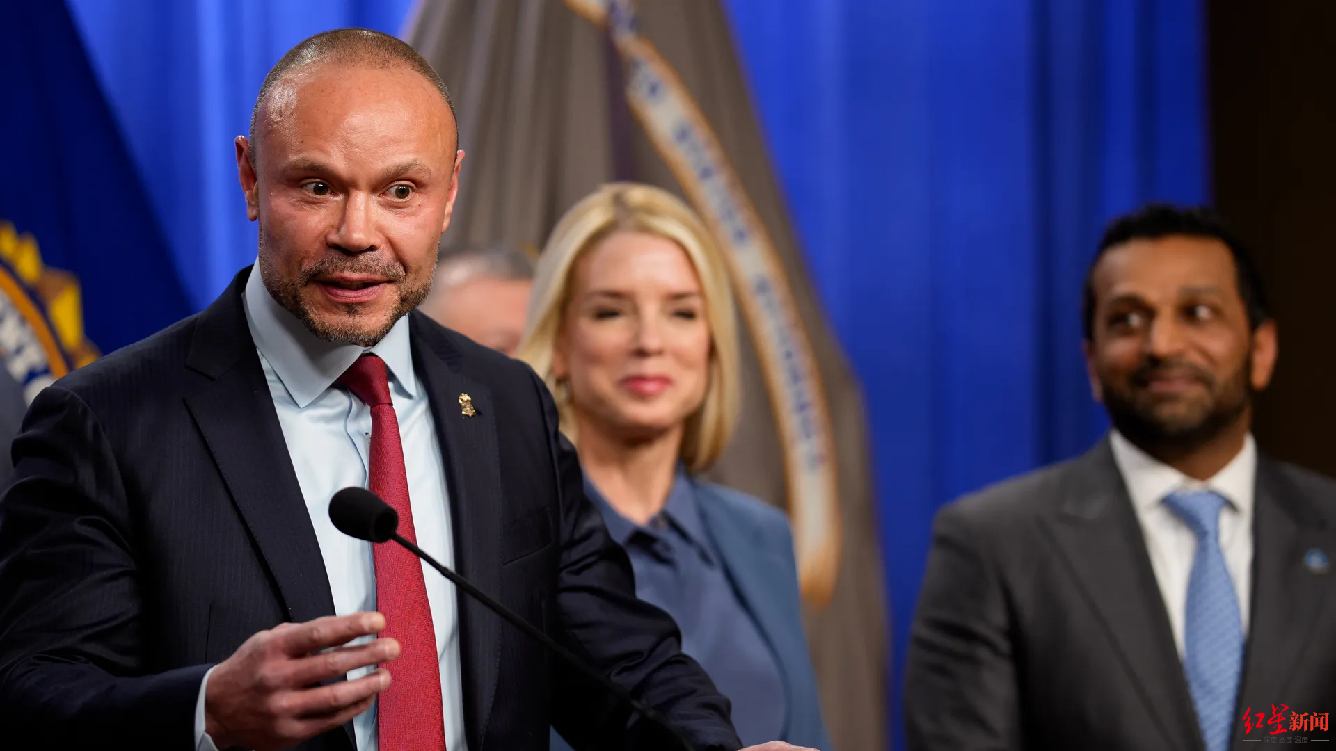 ▲丹·邦吉诺(左一)、美国司法部长邦迪(中)、联邦调查局局长帕特尔(右)