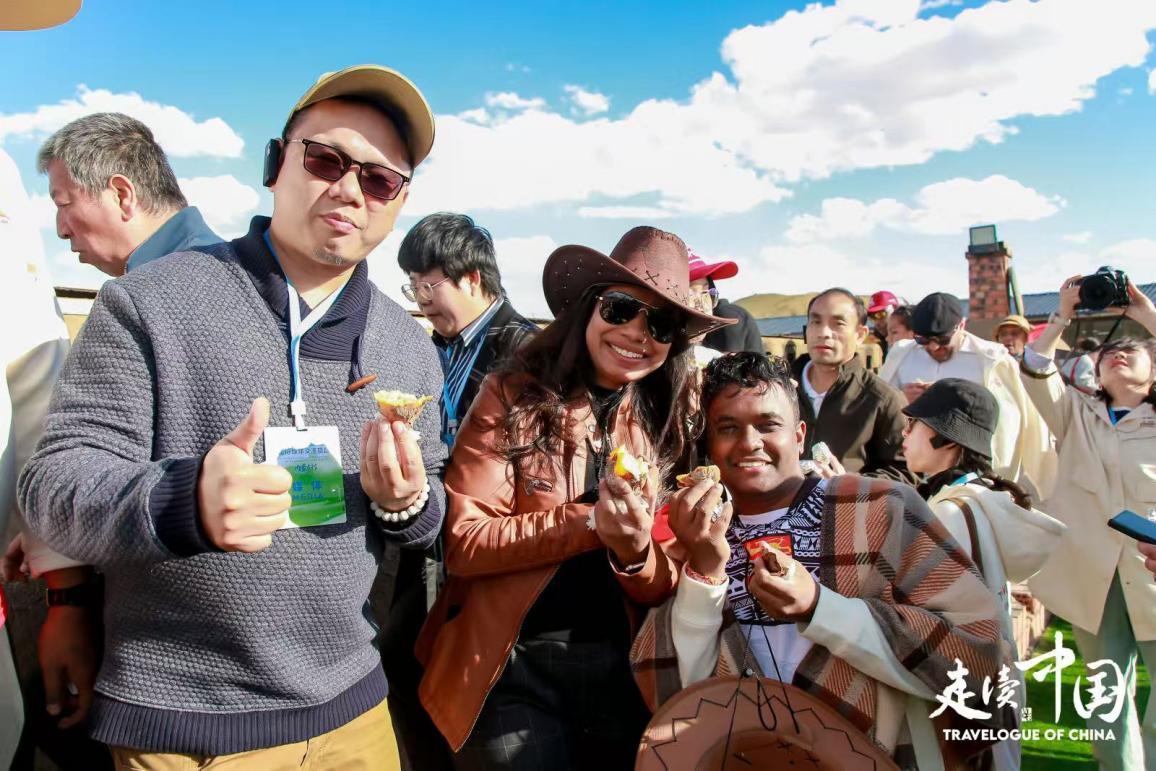 外国记者品尝现烤的“后旗红”土豆