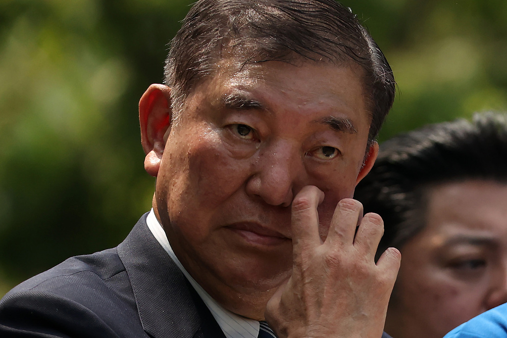 当地时间2025年7月3日,日本神户,日本首相兼自民党总裁石破茂(左)在该党竞选集会上发表讲话。 视觉中国 图