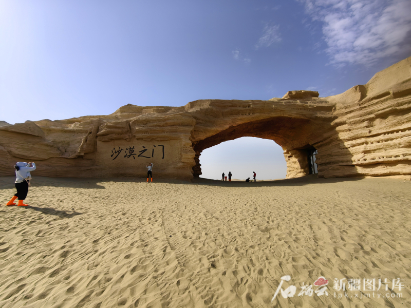 8月12日，游客在“沙漠之门”景区打卡拍照。