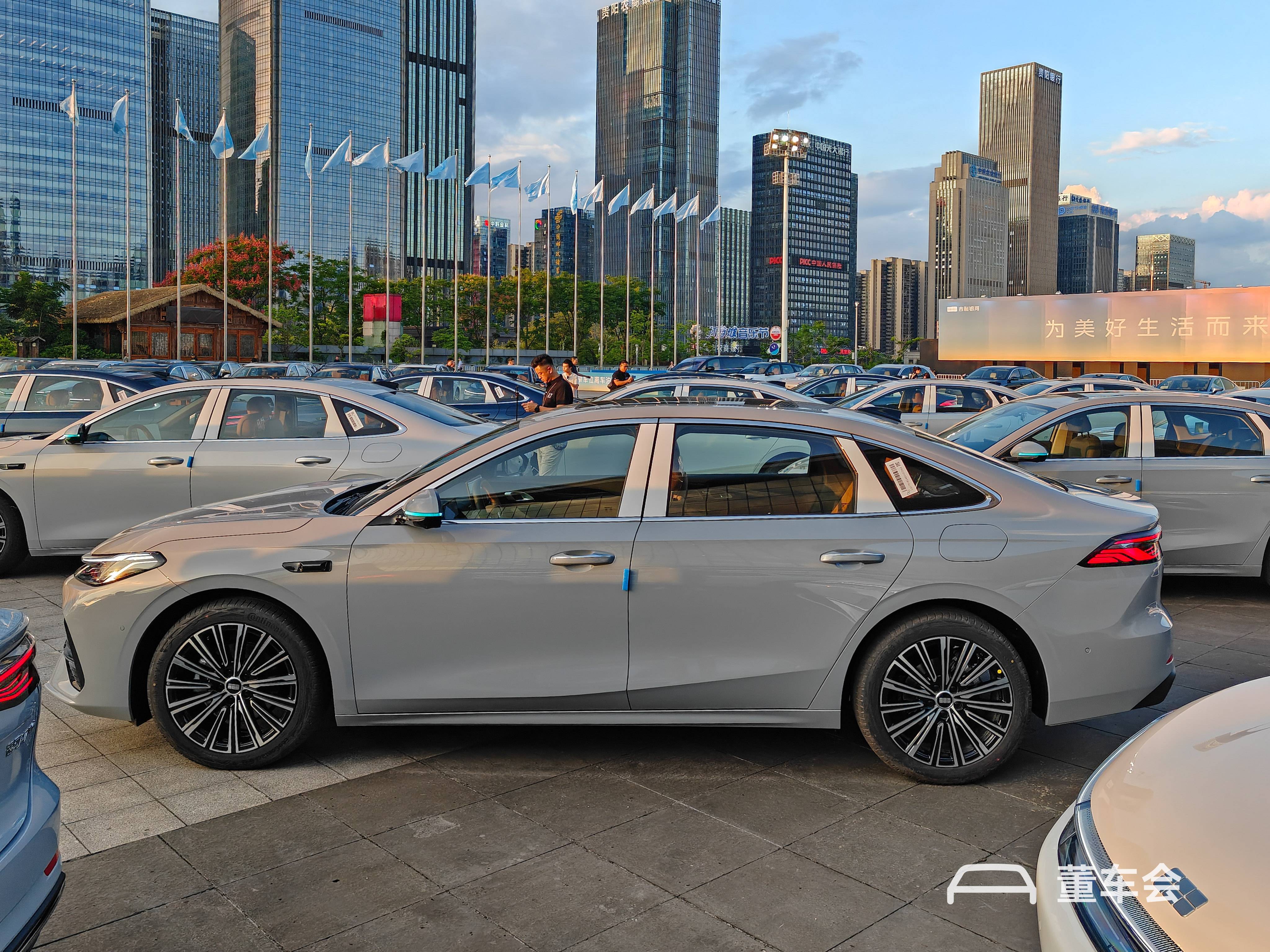 8.18 万元起售,吉利银河 A7 想颠覆电混家轿,剑指比亚迪秦L