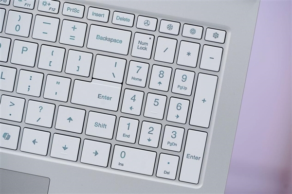 宅系玩家首选!七彩虹橘宝R16 Ultra评测:高颜值金属外观 2k游戏爽玩