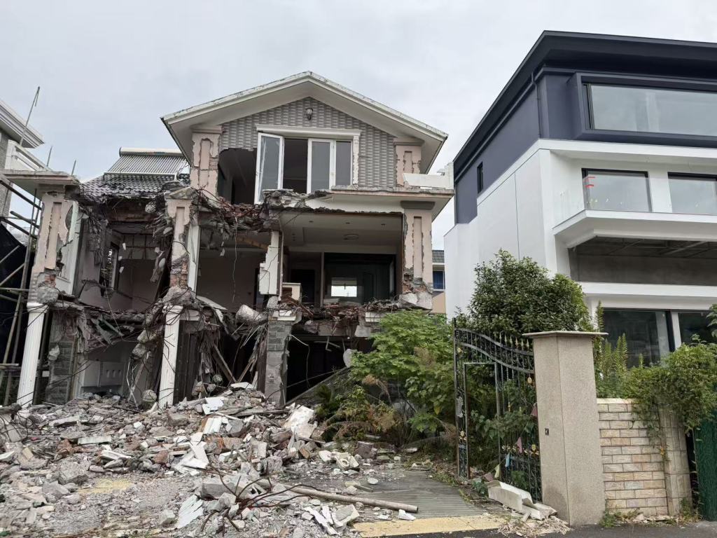 烂尾的13号楼。