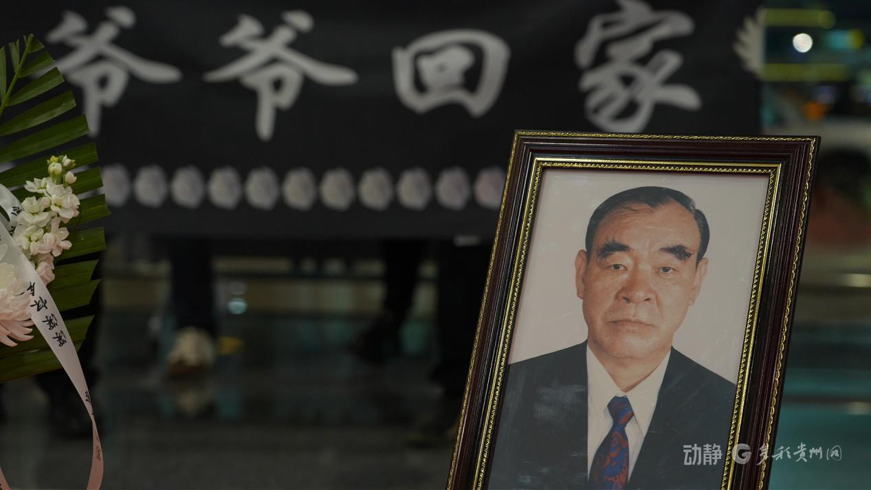 至此，这位少小离家、漂泊一生的老人，终于在故土长眠。