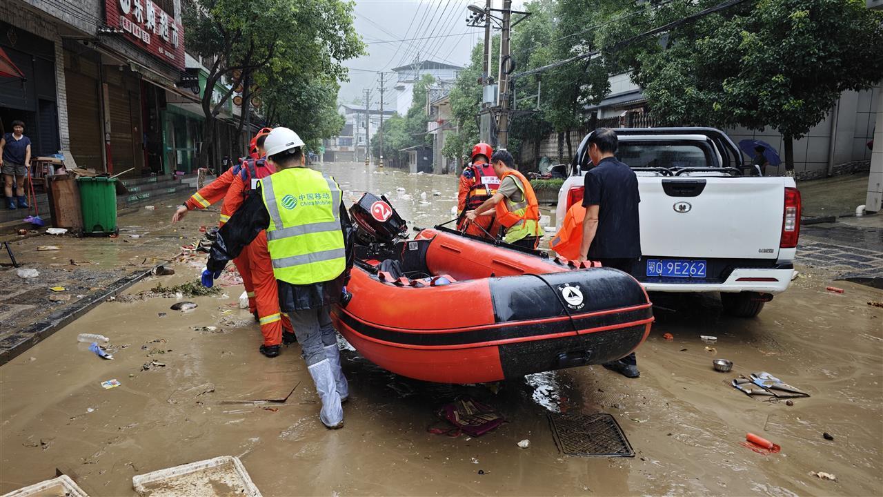 湖北移动抢修人员搬运物资奔赴抢修一线.jpg