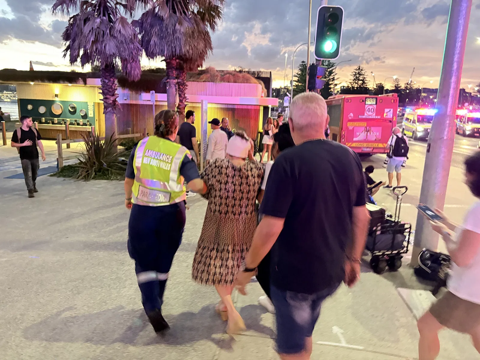 △12月14日,悉尼东部邦迪海滩发生枪击事件,造成多人死伤