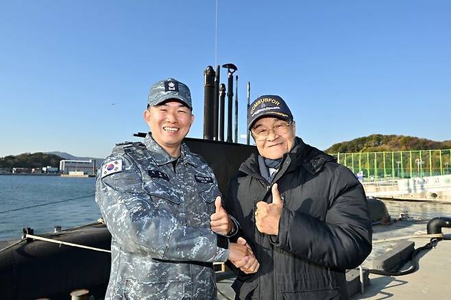 11月19日，共同指挥了“张保皋”号在韩国海军的最后一次航行后，李济权与安炳九合影