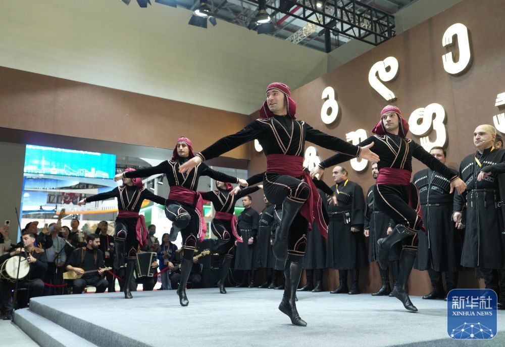 ↑ 11月7日，工作人员在第八届进博会国家展格鲁吉亚馆表演舞蹈。新华社记者 任鹏飞 摄