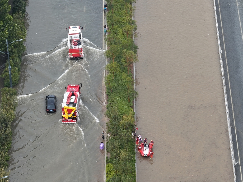 2025年8月7日，郑州遭遇暴雨天气，积水淹没京广路陇海路交叉口，救援及排水工作都在进行中。视觉中国 图